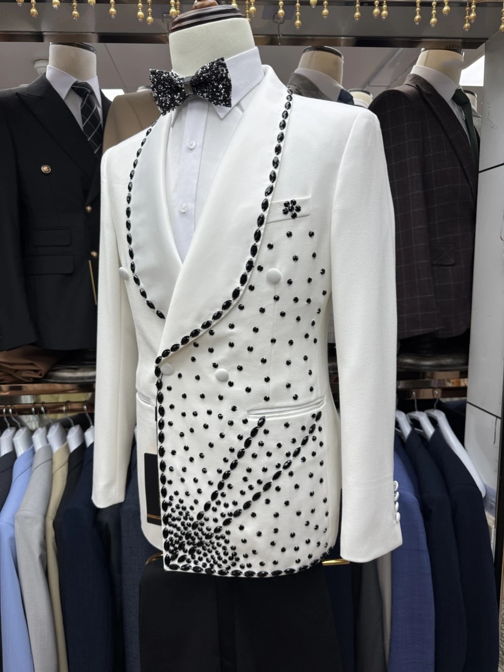Men Formal Wear Black And White - 白新郎男性スーツセット 2 ピースブレザー + 黒パンツズボンクリスタルストーンカスタマイズされたフォーマルオフィスジャケット結婚式タキシードコート