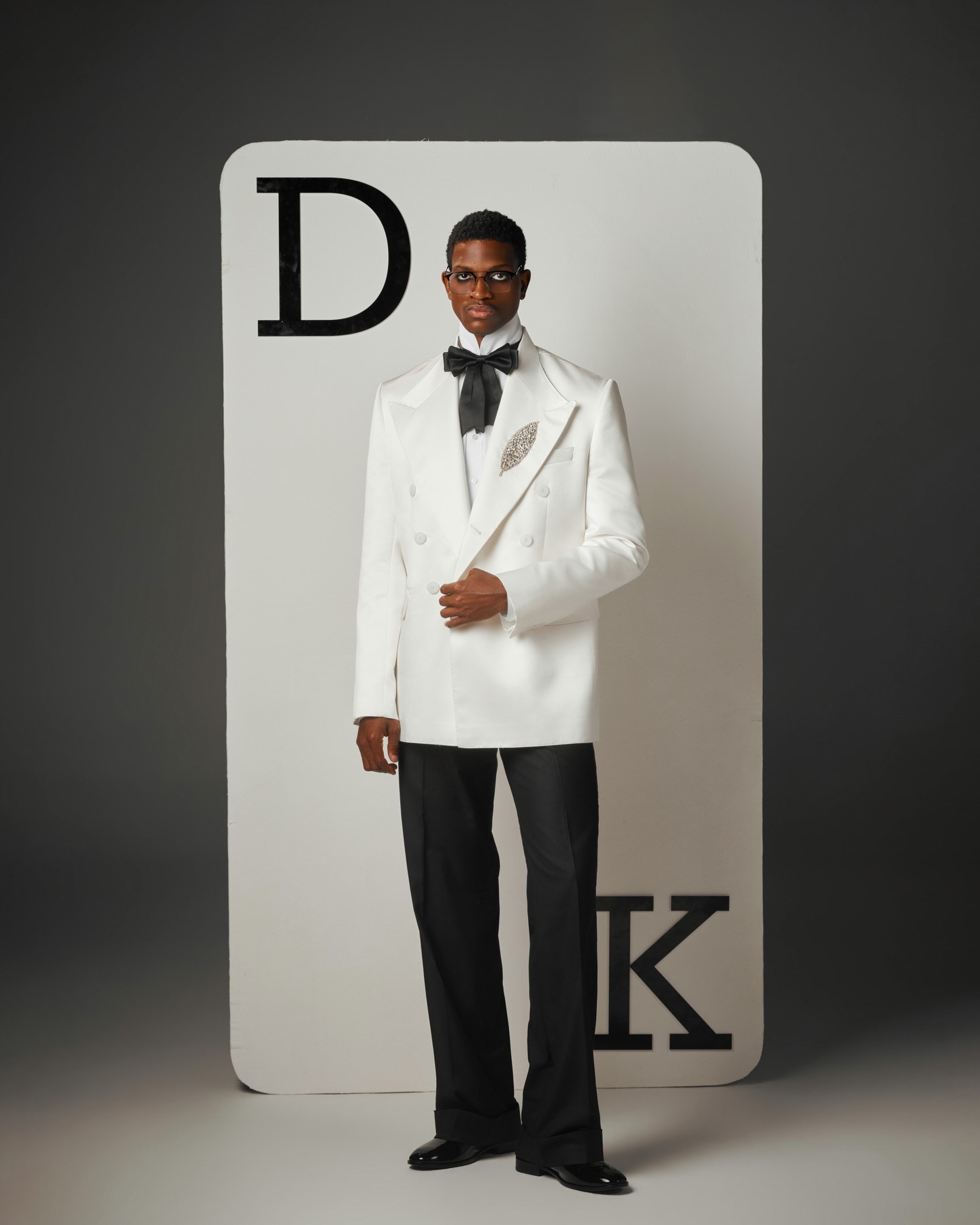 白人男性スーツセット 2 ピースブレザー + 黒パンツクリス - Men Formal Wear Black And White のレビューと価格