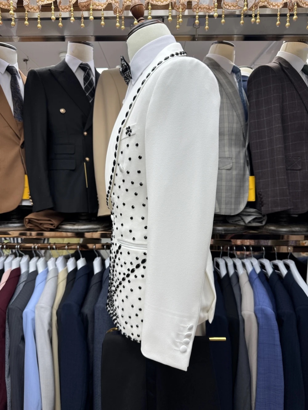 白新郎男性スーツセット 2 ピースブレザー + 黒パンツズボ - Men Formal Wear Black And White のレビューと価格